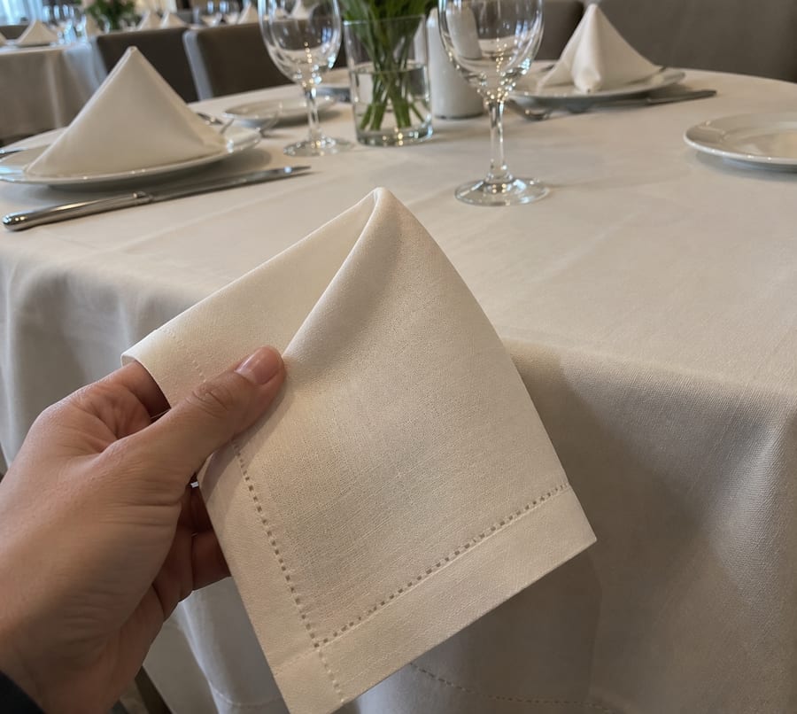 Mantel y servilletas de tela para restaurante confeccionados a la medida