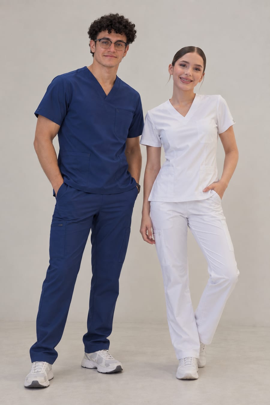 Scrubs médicos azul marino y blanco confeccionados a la medida para clínicas